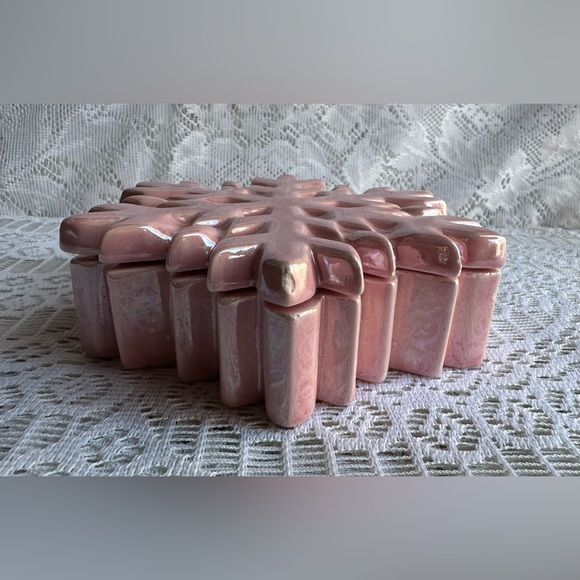 Pink ceramic snowflake box (has flaws) - Picture 2 of 8